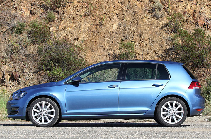 Автомобиль Volkswagen Golf: вид сбоку
