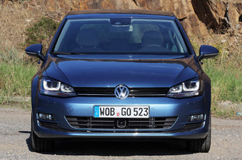 Автомобиль Volkswagen Golf: вид спереди