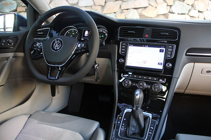 Автомобиль Volkswagen Golf: салон автомобиля, руль, панель