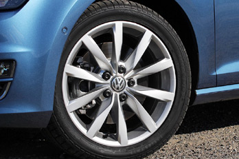 Автомобиль Volkswagen Golf: переднее колесо