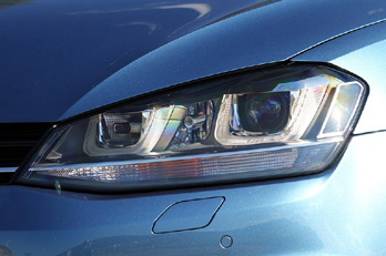 Автомобиль Volkswagen Golf: передние фары