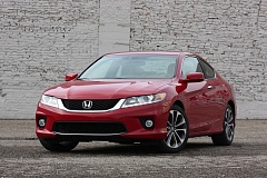 Автомобиль 2013 Honda Accord Coupe V6 6MT: вид спереди - сбоку - под углом Автомобиль 2013 Honda Accord Coupe V6 6MT: вид спереди - сбоку - под углом