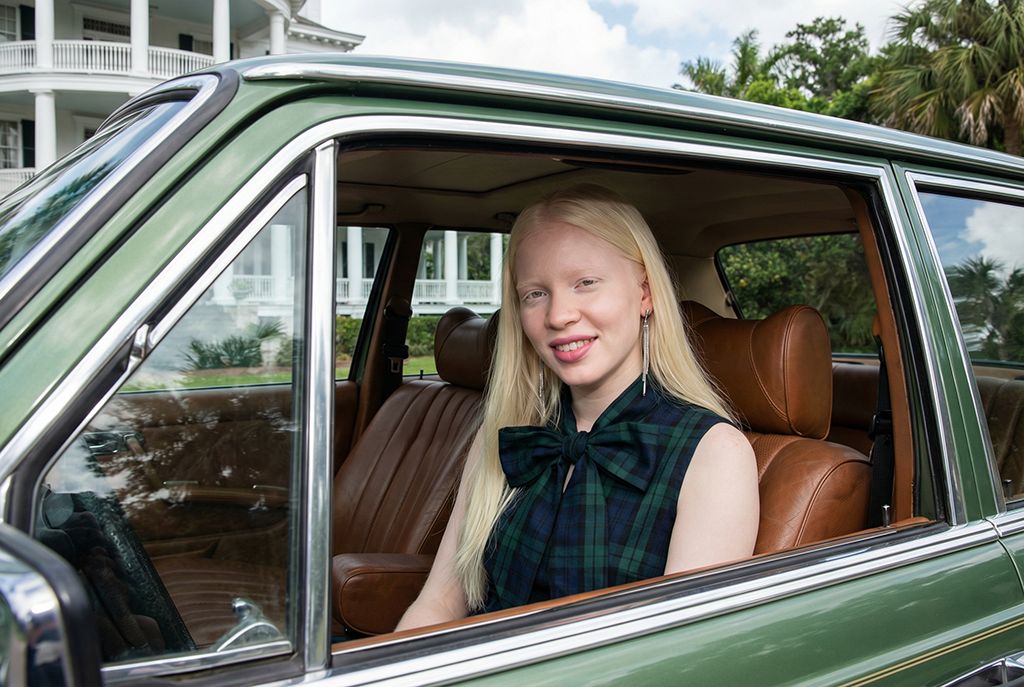 Портрет женщины-альбиноса в зелёном автомобиле - работа нейросети Flux Портрет женщины-альбиноса в зелёном автомобиле - работа нейросети Flux