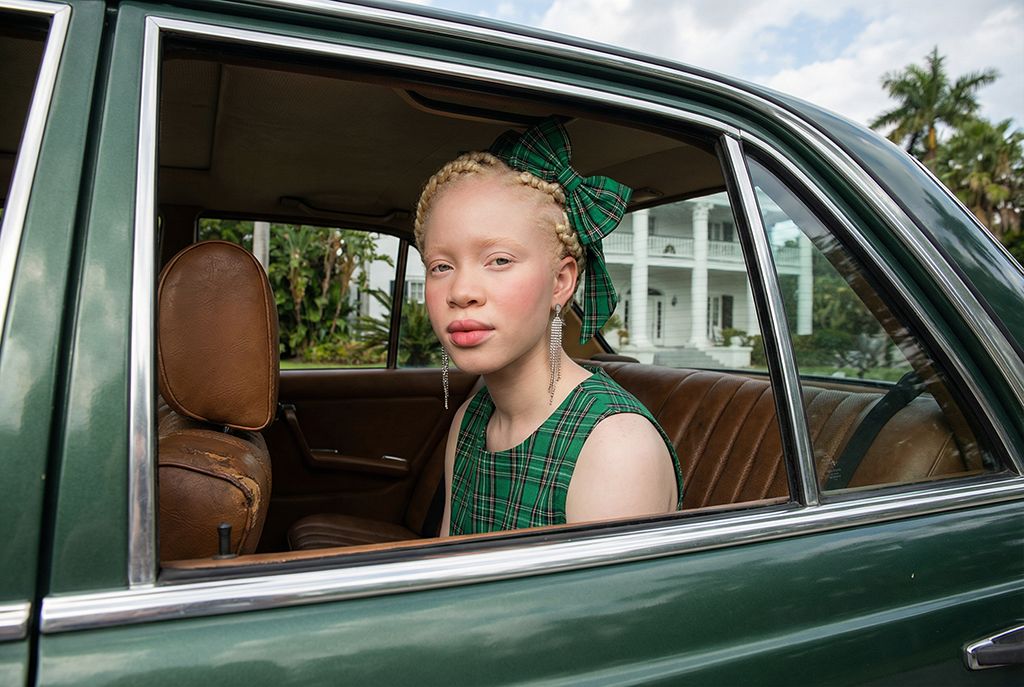 Портрет женщины-альбиноса в зелёном автомобиле - работа нейросети Flux Портрет женщины-альбиноса в зелёном автомобиле - работа нейросети Flux