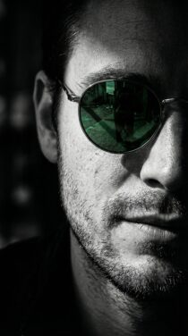 Кьяроскуро стиль в портрете мужчины для профиля в соцсеть — работа нейросети Flux