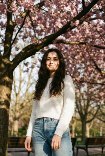 Весенний портрет молодой русской женщины под цветущей сакурой — работа нейросети Flux