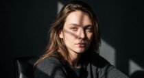Девушка в свете и глубоких тенях: фото нейросети Gemini