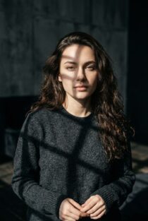 Девушка в свете и глубоких тенях: фото нейросети Gemini