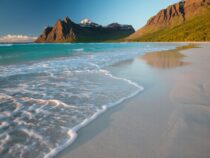 Мир, созданный алгоритмом: живописный пляж и горы от нейросети Ideogram