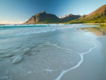 Мир, созданный алгоритмом: живописный пляж и горы от нейросети Ideogram