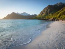 Мир, созданный алгоритмом: живописный пляж и горы от нейросети Ideogram