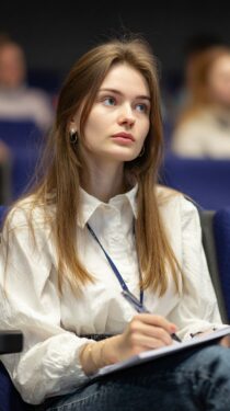 Красивые русские девушки-студентки в университете: фото сгенериронные нейросетью MidJourney, промпт