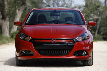 Автомобиль 2013 Dodge Dart - вид спереди