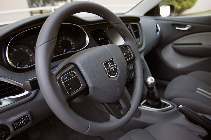 Автомобиль 2013 Dodge Dart - руль