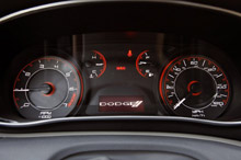 Автомобиль 2013 Dodge Dart - спидометр