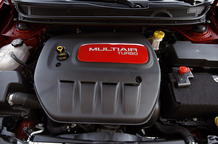 Автомобиль 2013 Dodge Dart - двигатель