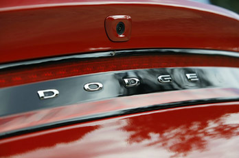 Автомобиль 2013 Dodge Dart - логотип Dodge