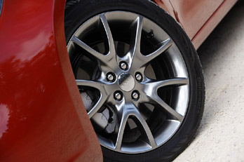 Автомобиль 2013 Dodge Dart - переднее колесо