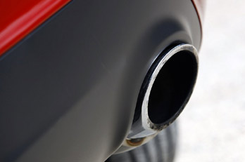 Автомобиль 2013 Dodge Dart - выхлопная труба