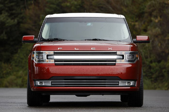 Автомобиль 2013 Ford Flex - вид спереди