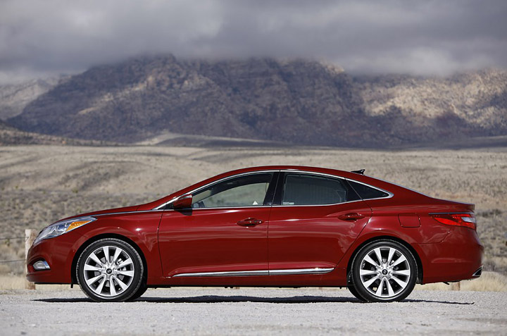 Автомобиль 2012 Hyundai Azera - вид сбоку