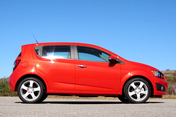Классный автомобиль 2012 Chevrolet Sonic - вид сбоку