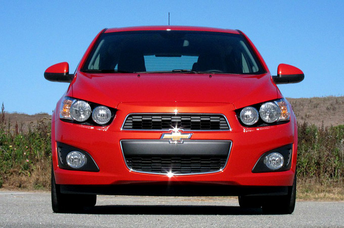 Офигенный автомобиль 2012 Chevrolet Sonic - вид спереди