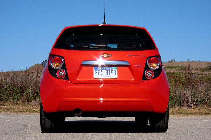 Суперский автомобиль 2012 Chevrolet Sonic - вид сзади