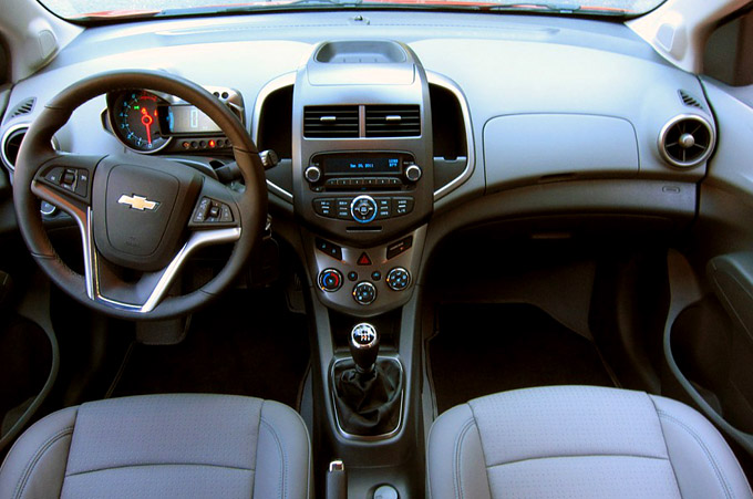 Интересный автомобиль 2012 Chevrolet Sonic - салон автомобиля