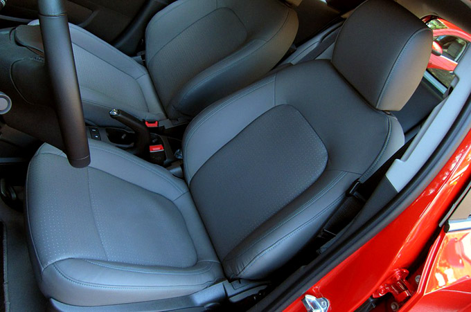Классный автомобиль 2012 Chevrolet Sonic - передние сидения