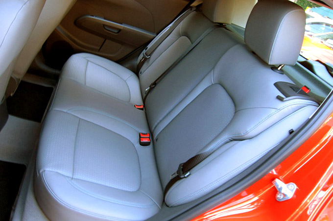 Чёткий автомобиль 2012 Chevrolet Sonic - задние сидения