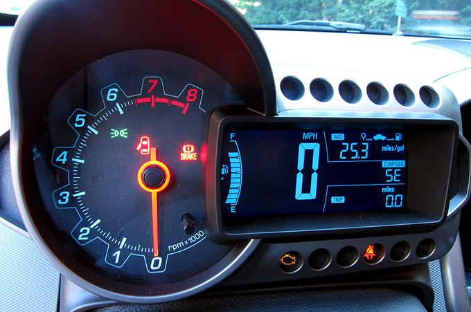 Автомобиль 2012 Chevrolet Sonic - спидометр