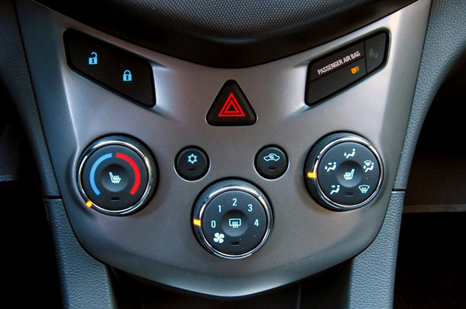 Классный автомобиль 2012 Chevrolet Sonic - кнопки управления