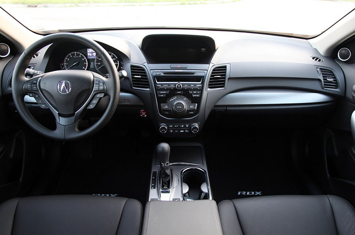 Автомобиль 2013 Acura RDX - вид внутри салона - панель