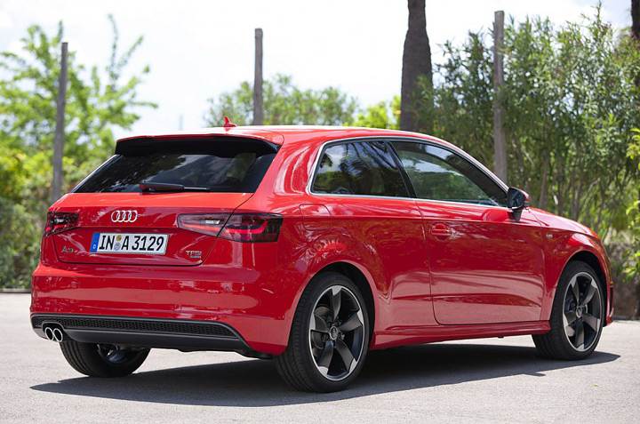 Автомобиль 2013 Audi A3: вид сзади сбоку