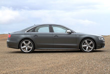 Фото автомобиля Audi S8 2012 - вид сбоку