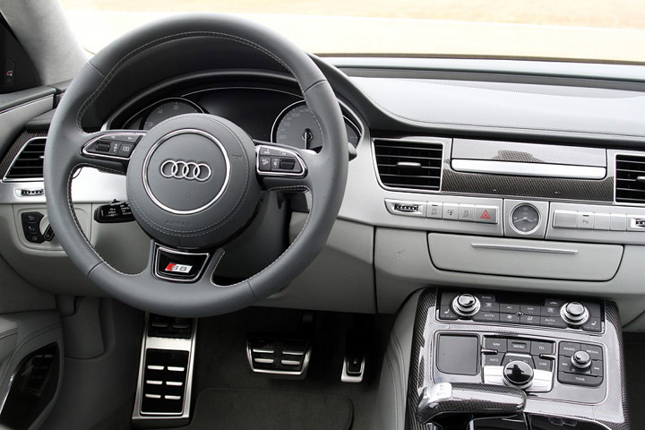 Фото автомобиля Audi S8 2012 - салон, руль, панель приборов