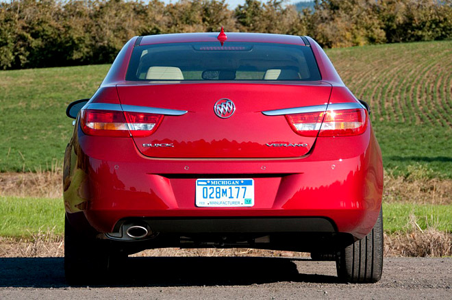 Автомобиль 2012 Buick Verano, задний вид