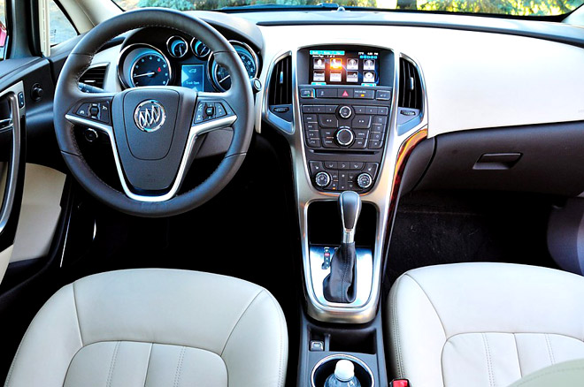 Салон автомобиля 2012 Buick Verano